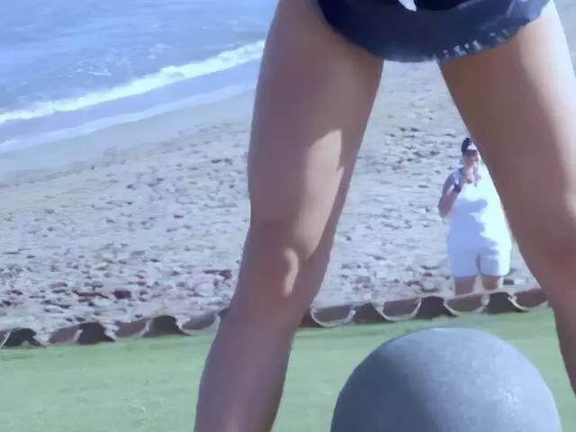 La jolie petite blonde tchèque Suzana s'exhibe dans une rue publique. photo 15