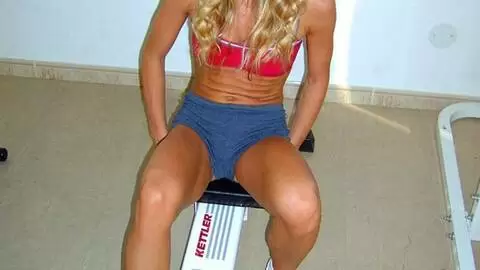 La jolie petite blonde Suzana pose  photo 5