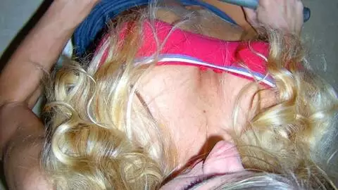 La jolie petite blonde Suzana pose  photo 6