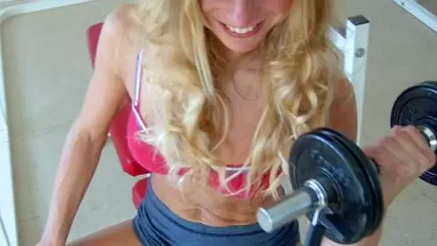 La jolie petite blonde Suzana pose  photo 16