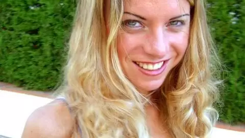 La jolie petite blonde Suzana pose 