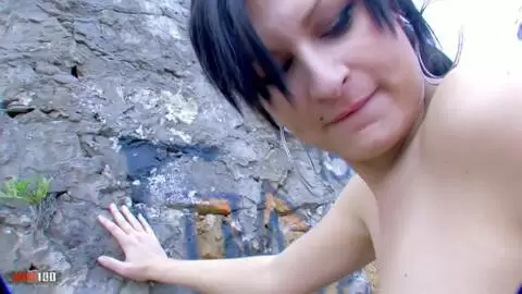 Belle brune en leggings moulant se fait baiser sur un quai par un militaire photo 06