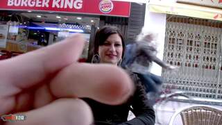 La brune aux gros seins tania 