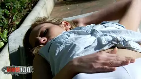 Belle salope qui pisse dans sa culotte blanche photo 02