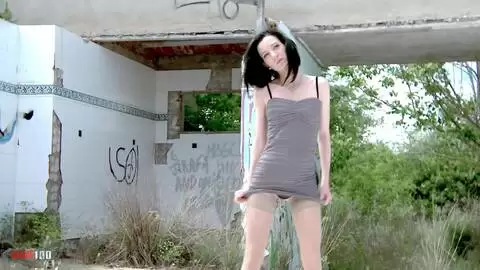 La magnifique brune Tania Kiss se déshabillant  photo 02