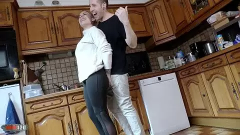 Superbe MILF blonde espagnole à gros seins Tania Villalobos se fait baiser dans la cuisine photo 01