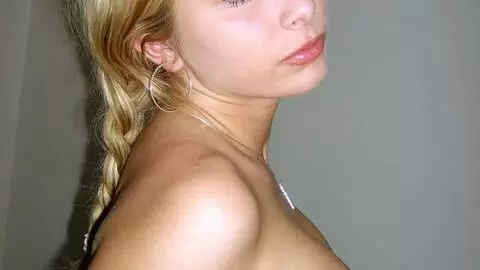 La belle petite blonde Teresa fait un strip dans la chambre à coucher  photo 10