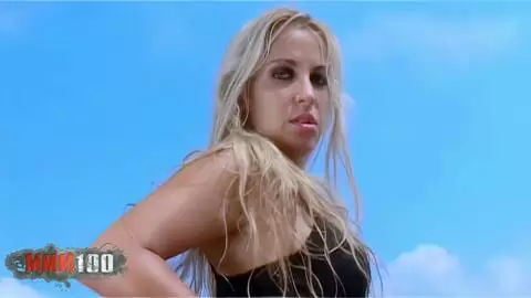 La superbe latina Thais Jebi fait un strip sur la plage  photo 03