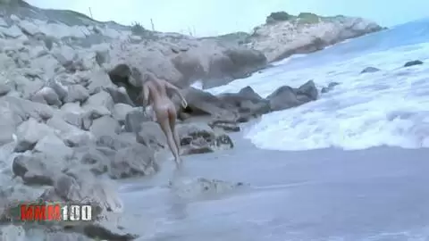 Cette jeune espagnol pisse à la plage photo 03