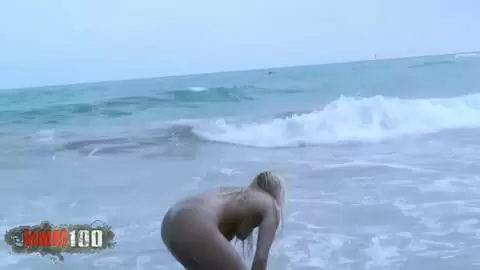 Cette jeune espagnol pisse à la plage photo 13