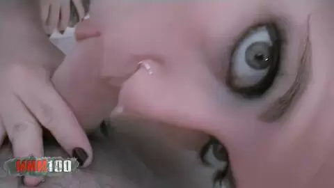 La très excitante latina à gros seins Thais Jebi fait un strip  photo 02