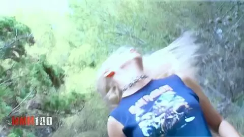 La jolie latina Thais Jebi se dévoile en pleine forêt  photo 01