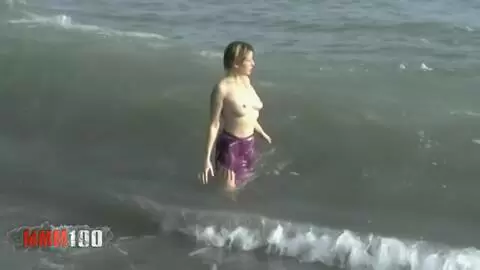 Milf française tigra nue dans les vagues photo 02