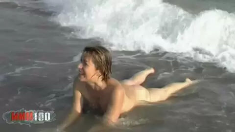 Milf française tigra nue dans les vagues photo 07