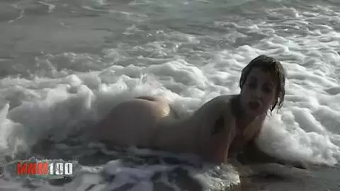Milf française tigra nue dans les vagues photo 08