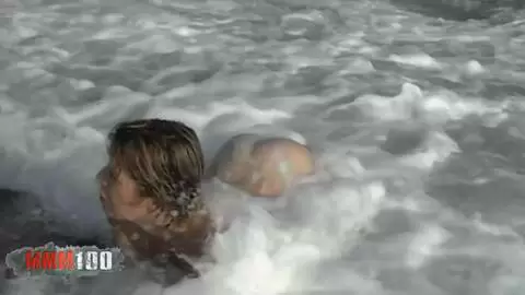 Milf française tigra nue dans les vagues photo 10