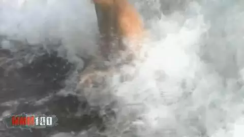 Milf française tigra nue dans les vagues photo 12