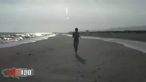 Milf française tigra nue dans les vagues photo 16