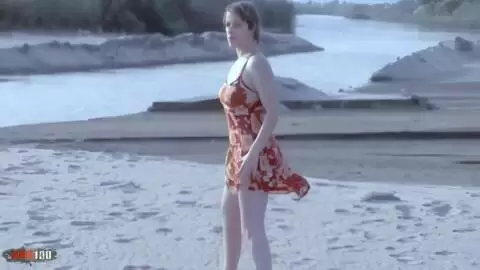 Striptease sensationnel de la jolie blonde Tigra se déshabillant en bord de mer et finit totalement nue photo 01