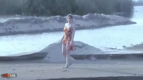 Striptease sensationnel de la jolie blonde Tigra se déshabillant en bord de mer et finit totalement nue photo 02