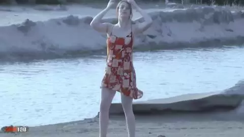 Striptease sensationnel de la jolie blonde Tigra se déshabillant en bord de mer et finit totalement nue photo 03