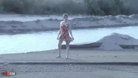 Striptease sensationnel de la jolie blonde Tigra se déshabillant en bord de mer et finit totalement nue photo 04