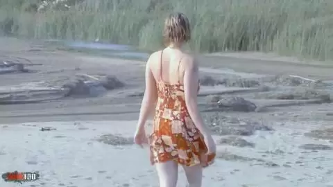 Striptease sensationnel de la jolie blonde Tigra se déshabillant en bord de mer et finit totalement nue photo 06