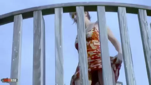 Striptease sensationnel de la jolie blonde Tigra se déshabillant en bord de mer et finit totalement nue photo 14