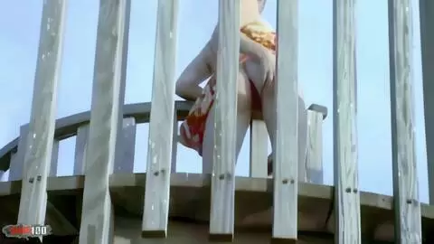 Striptease sensationnel de la jolie blonde Tigra se déshabillant en bord de mer et finit totalement nue photo 15