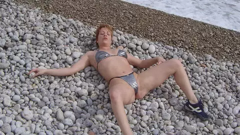 La ravissante blonde Tigra fait un strip sur la plage  photo 13