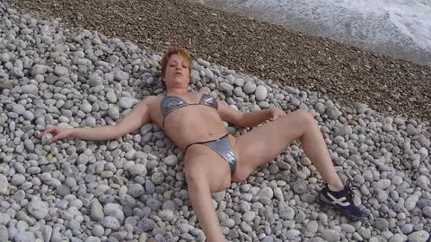 La ravissante blonde Tigra fait un strip sur la plage  photo 14