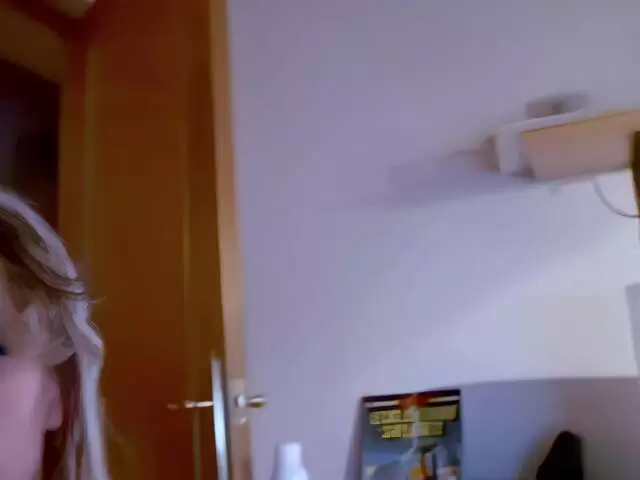 Petite interview rapide en français de la belle MILF blonde Tigra photo 2