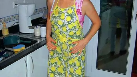 La magnifique blonde Tigra fait un strip dans la cuisine 