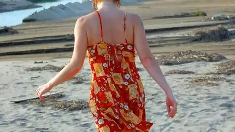 La belle blonde Tigra pose 