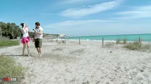 La star du porno britannique Tina Kay baise sur une plage publique photo 03