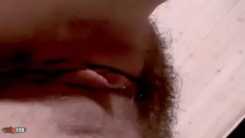 Nympho s'amuse sur son lit photo 16