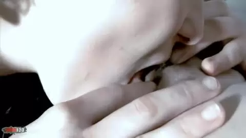 Deux gouines bien salopes se bouffent la chatte photo 12