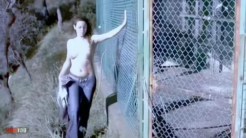 La jeune amatrice espagnole Tina, nue en exterieur  photo 02