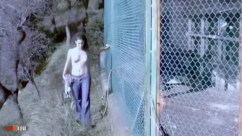 La jeune amatrice espagnole Tina, nue en exterieur 