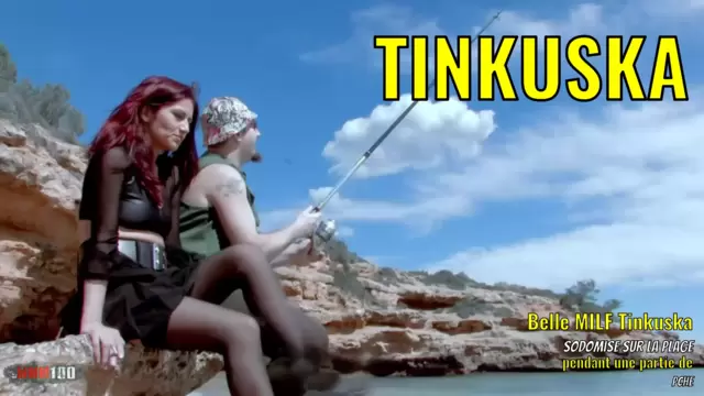 Belle MILF Tinkuska sodomisée sur la plage pendant une partie de pêche
