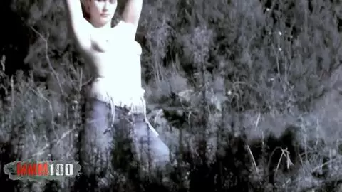 Tina se déshabille dans les bois photo 03