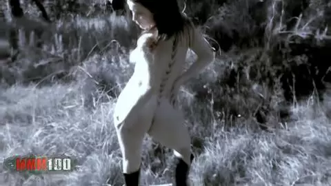 Tina se déshabille dans les bois photo 09