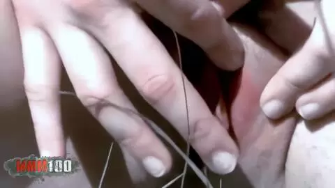 Tina se déshabille dans les bois photo 16