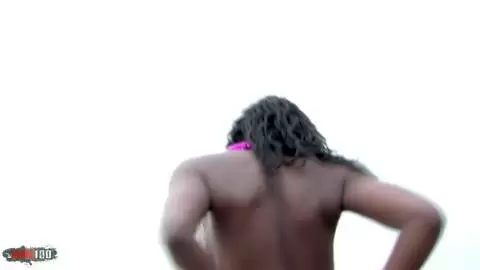 Incroyable black aux gros seins Tyra Lewis se déshabillant en plein air photo 05