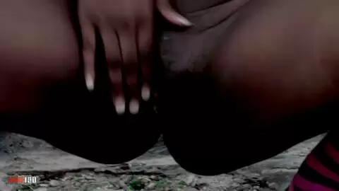 Incroyable black aux gros seins Tyra Lewis se déshabillant en plein air photo 16