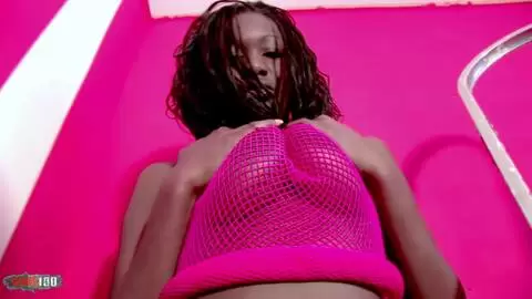 Incroyable black aux gros seins Tyra Lewis en tenue de résille se déshabillant photo 14