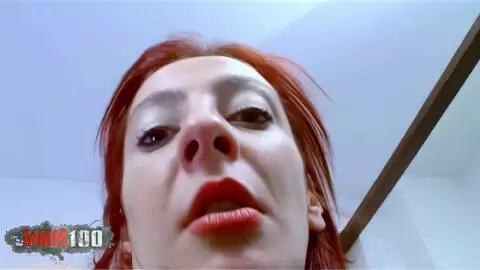 La superbe mère de famille rousse Ursula faisant un striptease dans la chambre  photo 07