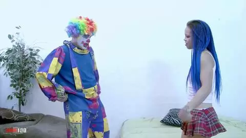 Un vieux clown bien pervers se tape la jeune Ashley Luvbug photo 04