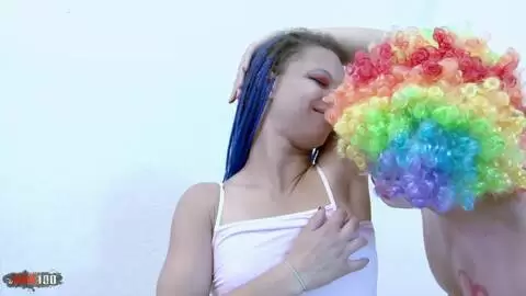 Un vieux clown bien pervers se tape la jeune Ashley Luvbug photo 10