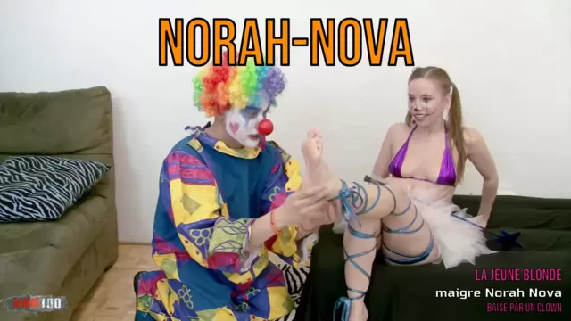 La jeune blonde maigre Norah Nova baisée par un clown